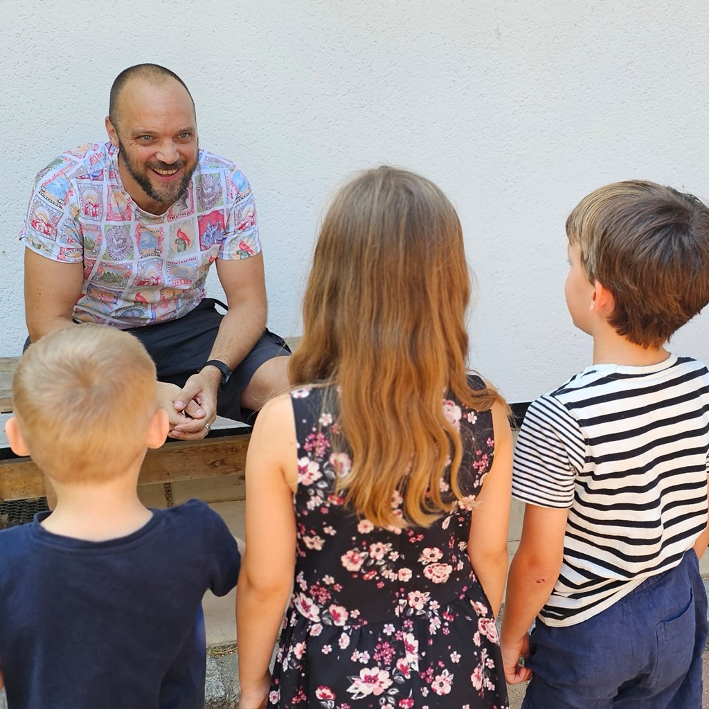 Ben Spiekermann im Gespräch mit Kindern