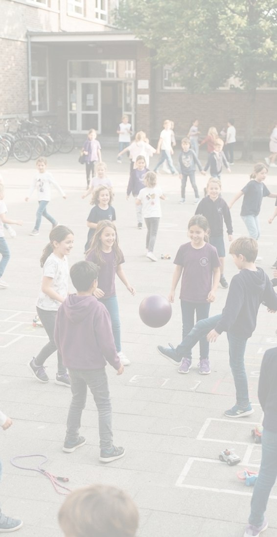 Kinder spielen auf dem Schulhof