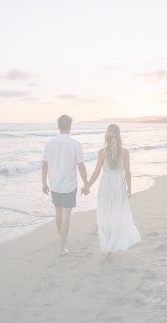 Paar am Strand bei Sonnenuntergang